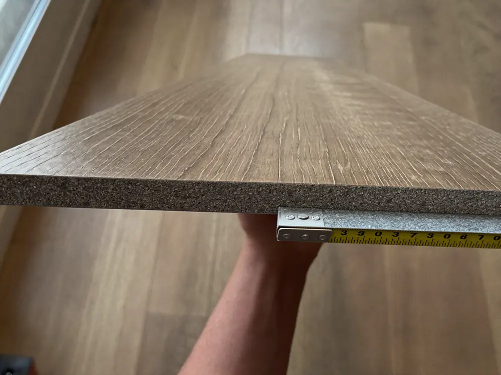Doorsnede van een klik-PVC plank met een stijve kern van steenpoeder